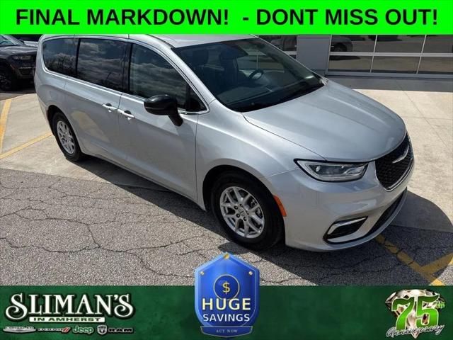 2024 Chrysler Pacifica Touring L for sale in Amherst, OH