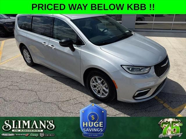2024 Chrysler Pacifica Touring L for sale in Amherst, OH