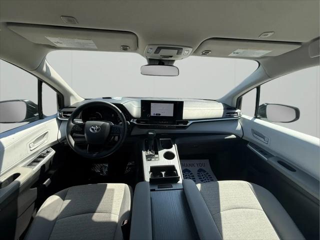 2025 Toyota Sienna LE
