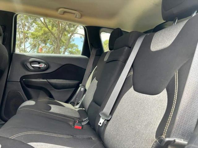2016 Jeep Cherokee Sport