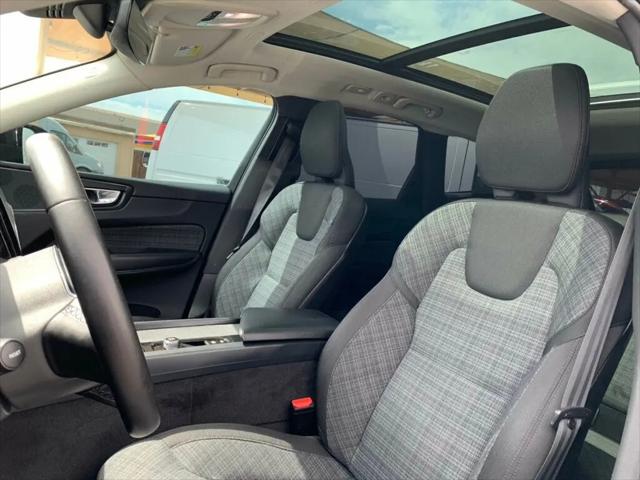 2024 Volvo XC60 Recharge T8 Core Dark Theme