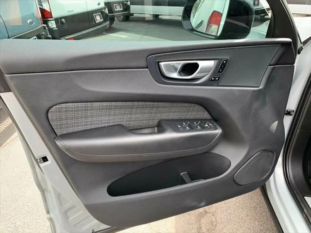 2024 Volvo XC60 Recharge T8 Core Dark Theme