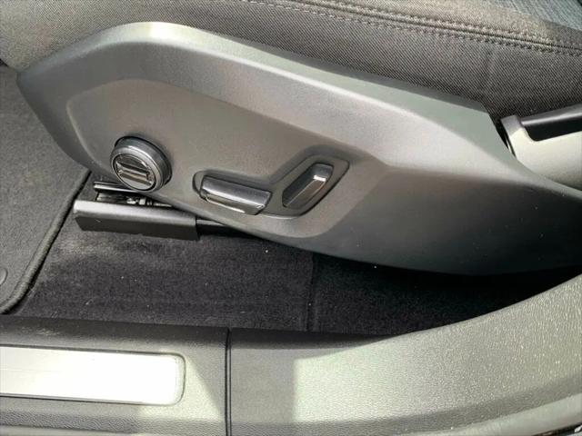 2024 Volvo XC60 Recharge T8 Core Dark Theme