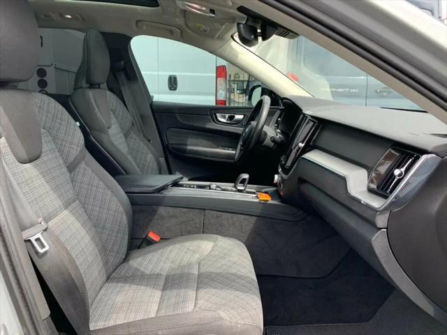 2024 Volvo XC60 Recharge T8 Core Dark Theme