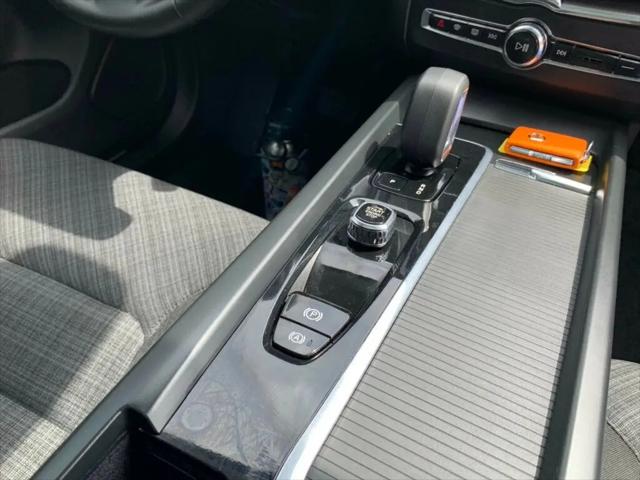 2024 Volvo XC60 Recharge T8 Core Dark Theme