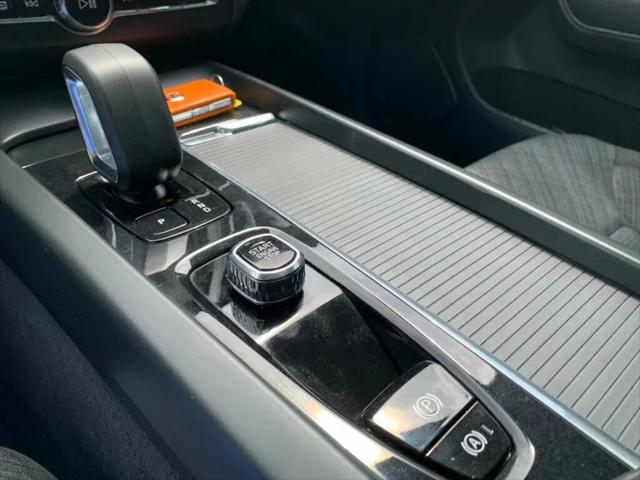 2024 Volvo XC60 Recharge T8 Core Dark Theme