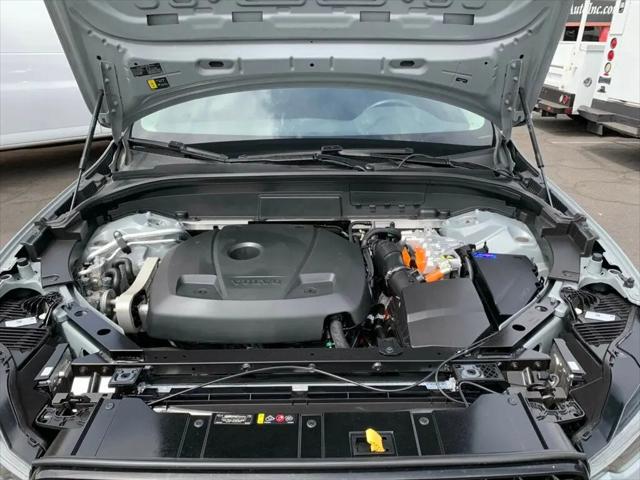 2024 Volvo XC60 Recharge T8 Core Dark Theme