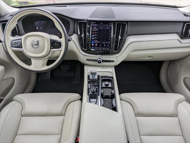 2023 Volvo XC60 B6 Ultimate Dark Theme