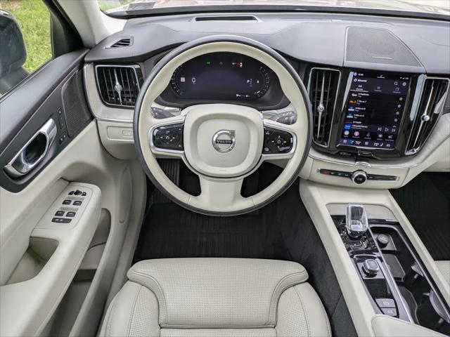 2023 Volvo XC60 B6 Ultimate Dark Theme