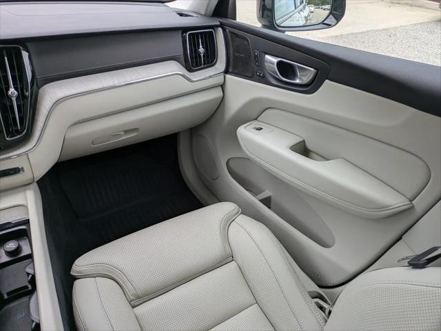 2023 Volvo XC60 B6 Ultimate Dark Theme