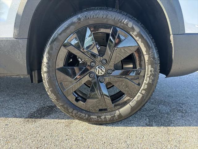2026 Volkswagen Taos SE Black