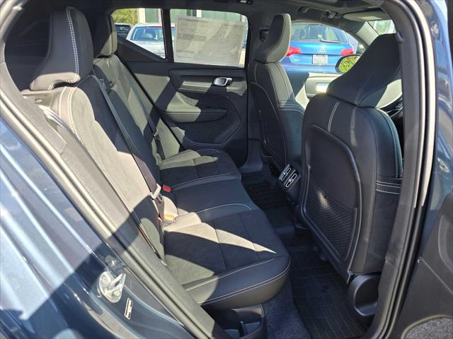 2026 Volvo XC40 Black Edition Ultra, B5 AWD Gas (mild hybrid)