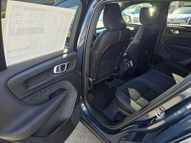 2026 Volvo XC40 Black Edition Ultra, B5 AWD Gas (mild hybrid)