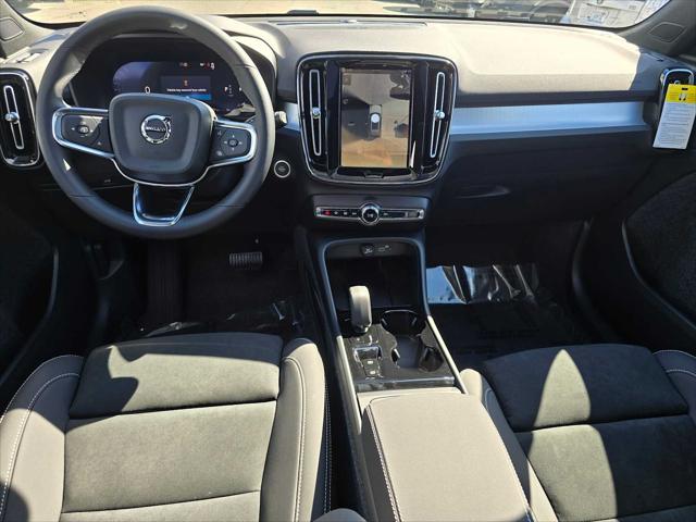 2026 Volvo XC40 Black Edition Ultra, B5 AWD Gas (mild hybrid)
