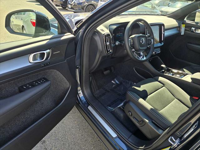 2026 Volvo XC40 Black Edition Ultra, B5 AWD Gas (mild hybrid)
