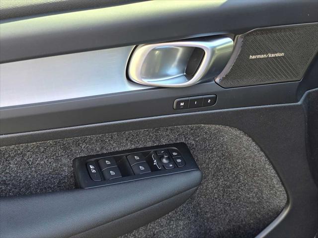 2026 Volvo XC40 Black Edition Ultra, B5 AWD Gas (mild hybrid)