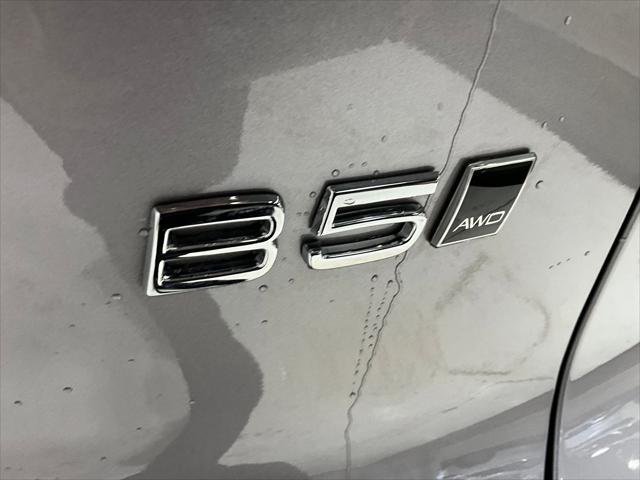 2026 Volvo XC40 Ultra, B5 AWD Gas (mild hybrid), Dark