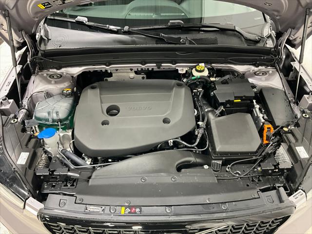 2026 Volvo XC40 Ultra, B5 AWD Gas (mild hybrid), Dark