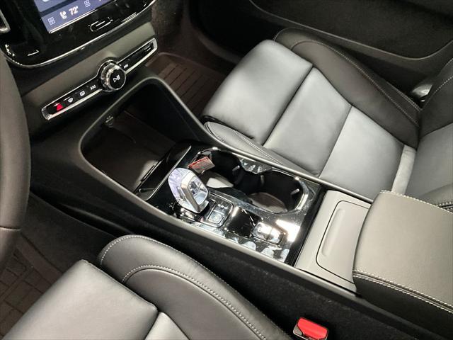 2026 Volvo XC40 Ultra, B5 AWD Gas (mild hybrid), Dark