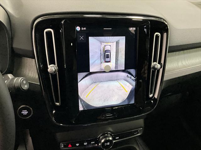 2026 Volvo XC40 Ultra, B5 AWD Gas (mild hybrid), Dark