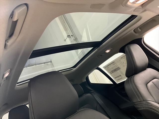 2026 Volvo XC40 Ultra, B5 AWD Gas (mild hybrid), Dark