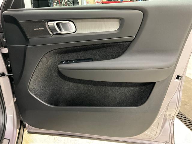 2026 Volvo XC40 Ultra, B5 AWD Gas (mild hybrid), Dark