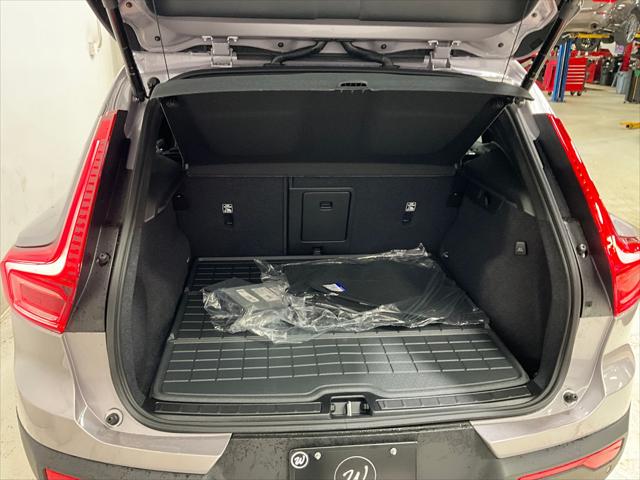 2026 Volvo XC40 Ultra, B5 AWD Gas (mild hybrid), Dark