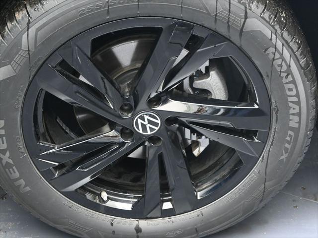 2025 Volkswagen Atlas Cross Sport 2.0T SEL R-Line Black