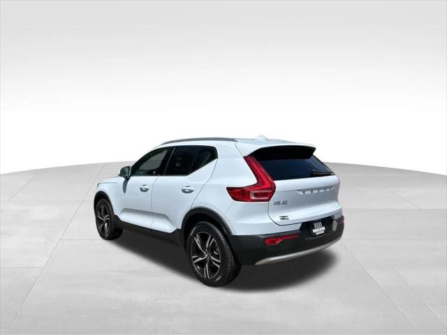 2025 Volvo XC40 B5 Core Bright Theme