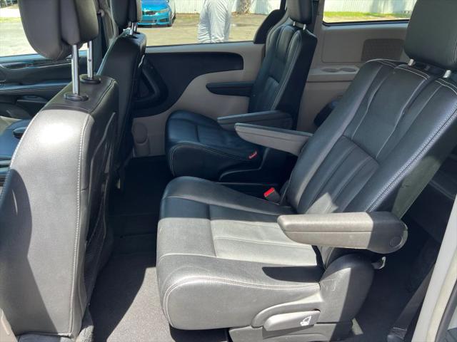 2016 Chrysler Town & Country Touring