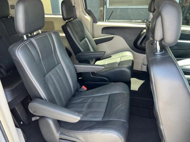 2016 Chrysler Town & Country Touring