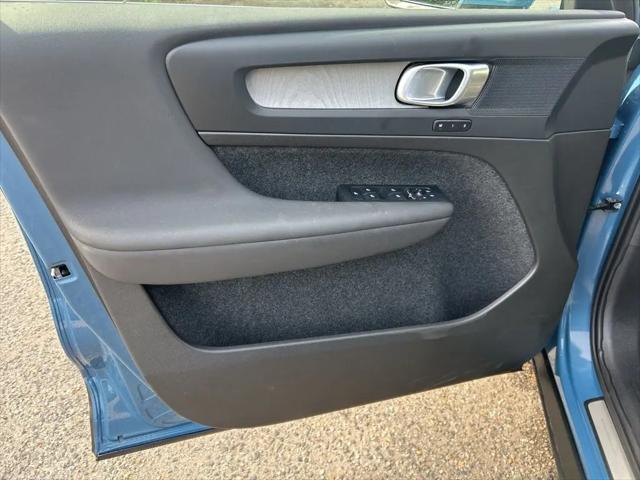 2025 Volvo XC40 B5 Plus Bright Theme