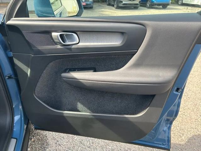 2025 Volvo XC40 B5 Plus Bright Theme