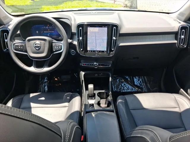 2025 Volvo XC40 B5 Core Bright Theme