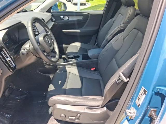 2025 Volvo XC40 B5 Core Bright Theme