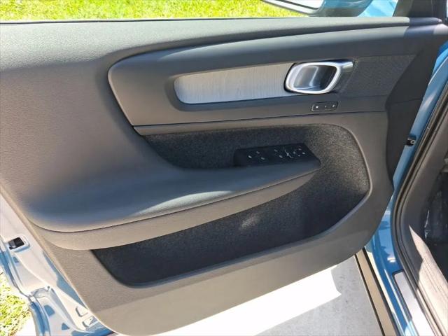 2025 Volvo XC40 B5 Core Bright Theme