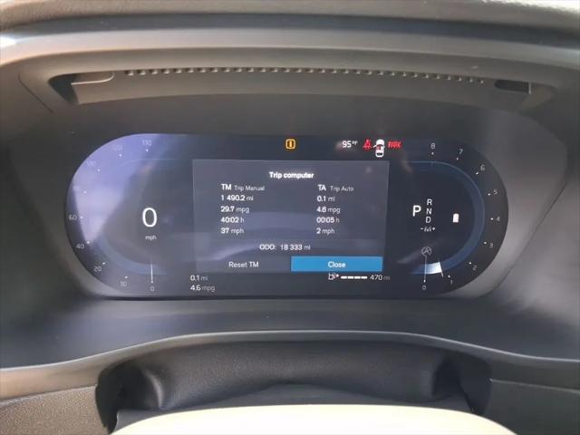 2025 Volvo XC40 B5 Core Bright Theme