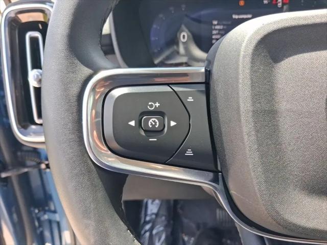 2025 Volvo XC40 B5 Core Bright Theme
