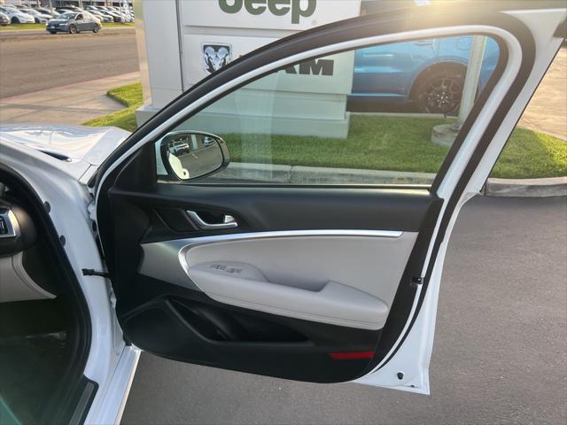 2023 Genesis G70 2.0T RWD