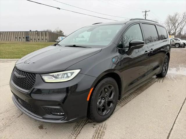 2021 Chrysler Pacifica Hybrid Limited for sale in Flint, MI