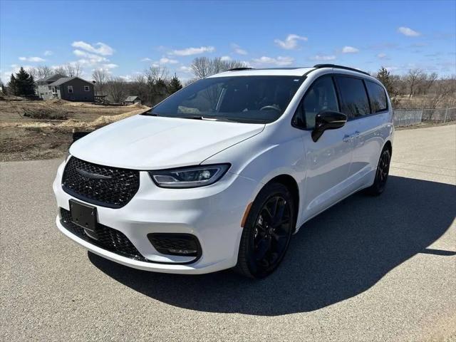 2025 Chrysler Pacifica Limited for sale in Jordan, MN
