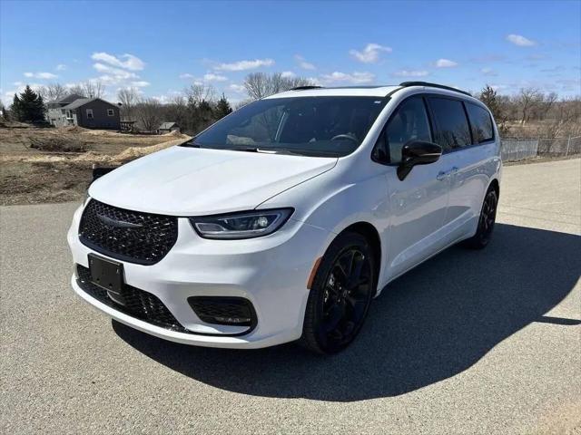 2025 Chrysler Pacifica Limited for sale in Jordan, MN
