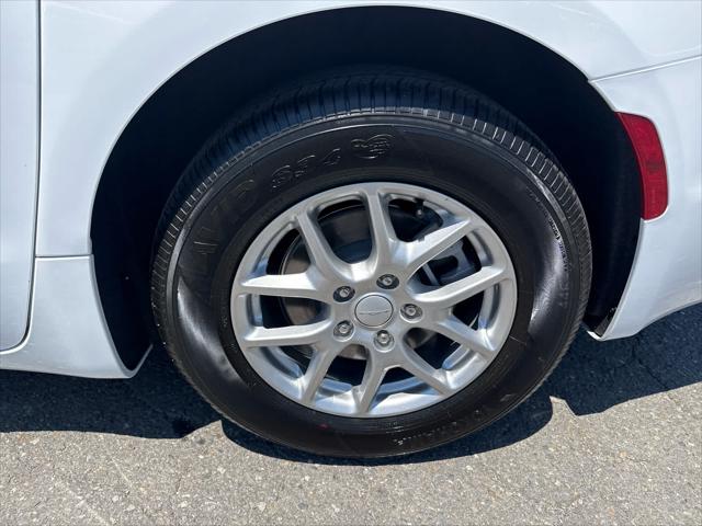 2027 Chrysler Pacifica Select