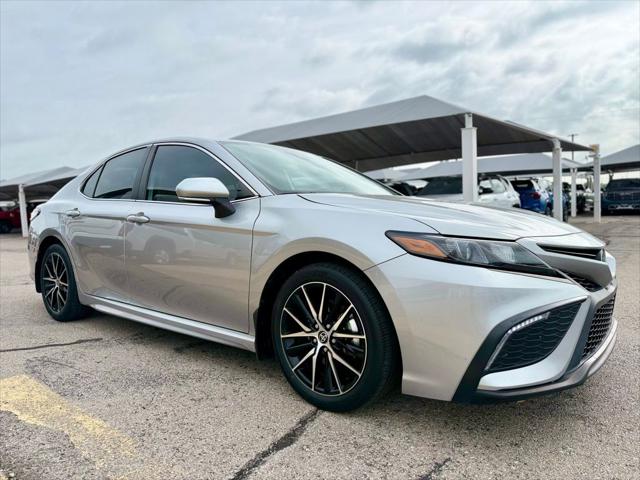 2022 Toyota Camry SE Hybrid