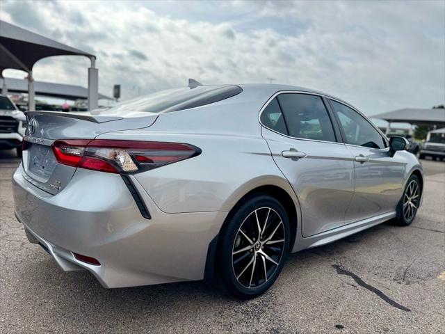 2022 Toyota Camry SE Hybrid
