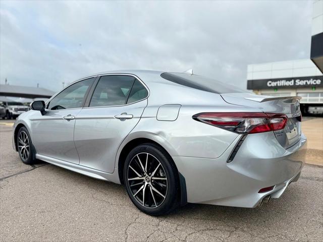 2022 Toyota Camry SE Hybrid