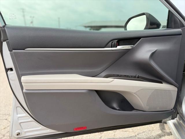 2022 Toyota Camry SE Hybrid