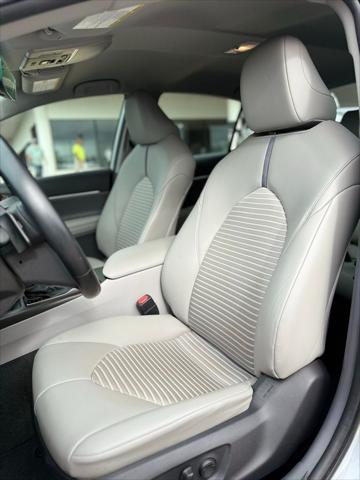 2022 Toyota Camry SE Hybrid
