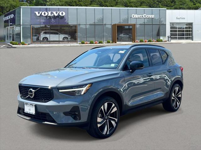 2023 Volvo XC40 B5 Plus Dark Theme