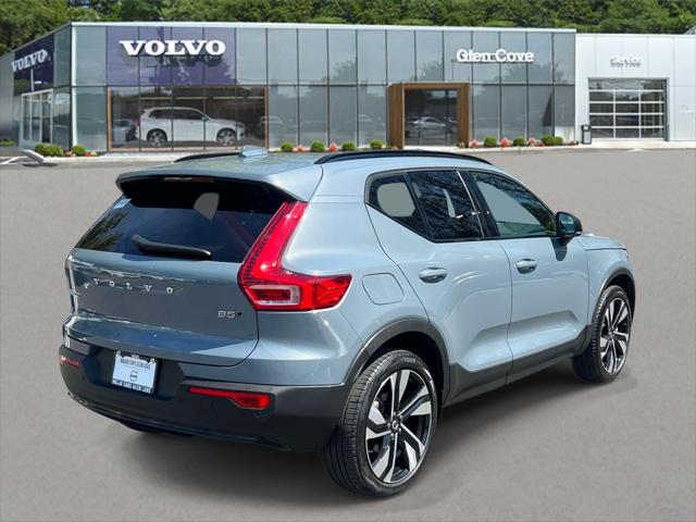 2023 Volvo XC40 B5 Plus Dark Theme